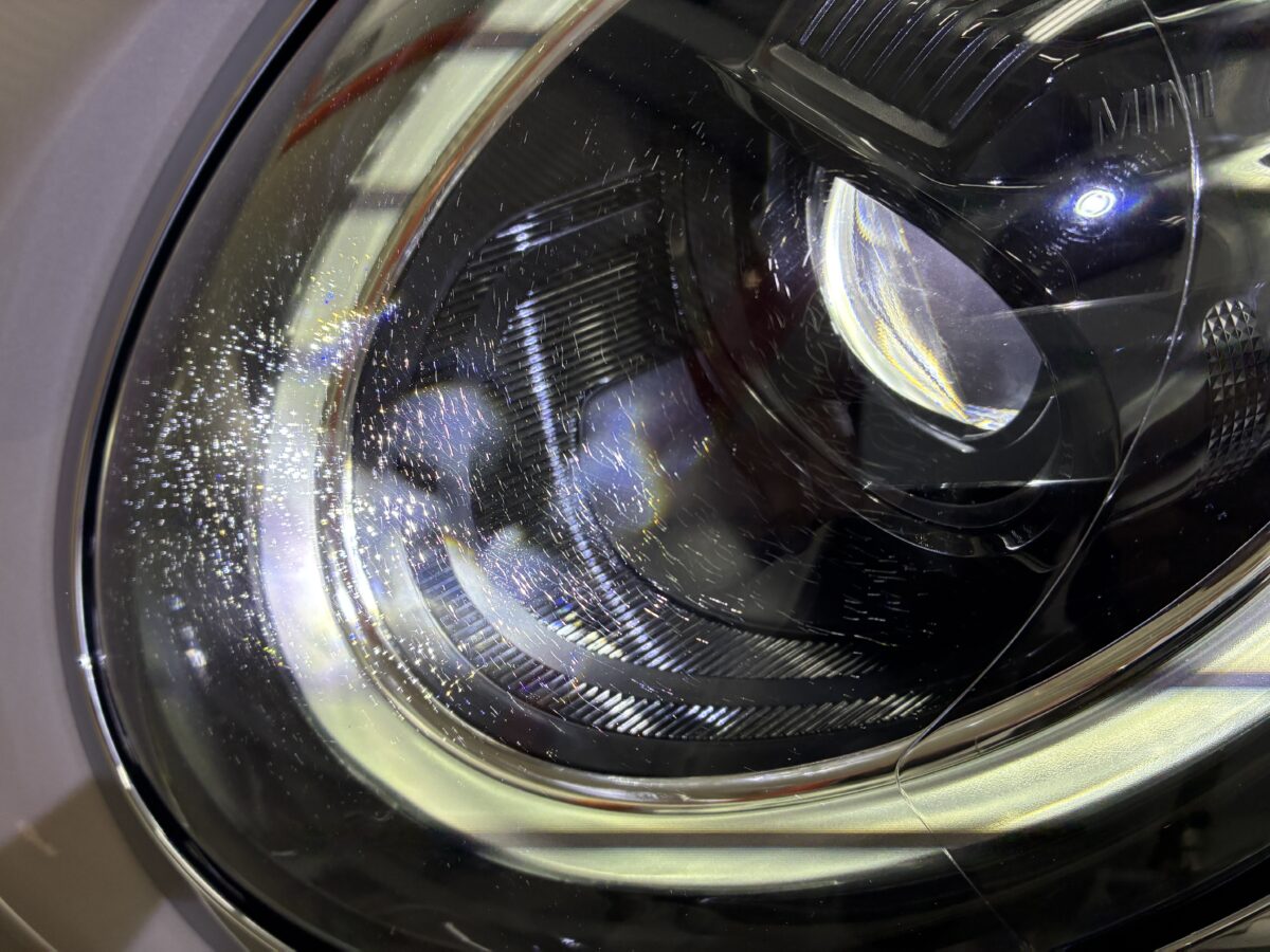 ミニのヘッドライトリペア前のライト点灯時