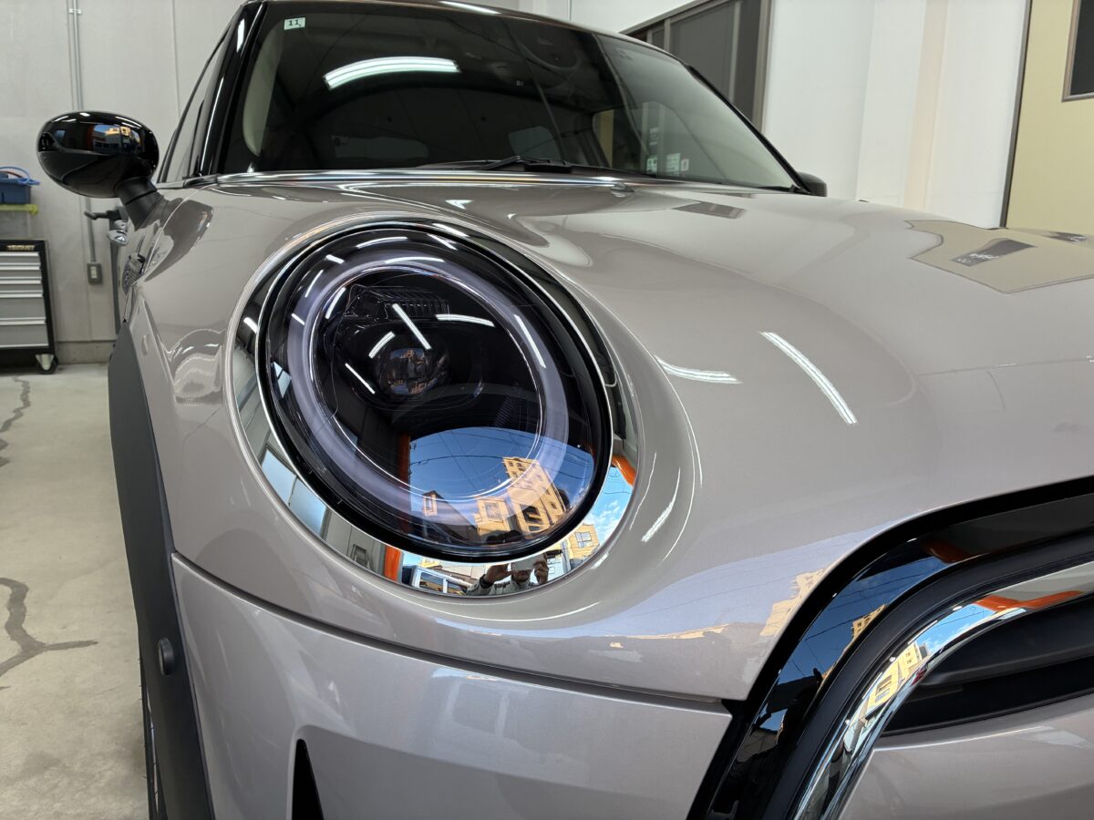 ヘッドライト磨き後は、プロテクションフィルム施工がお勧めです。