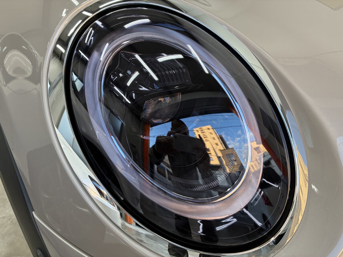 ミニクーパーのヘッドライトリペア後にライトスモークプロテクションフィルム施工