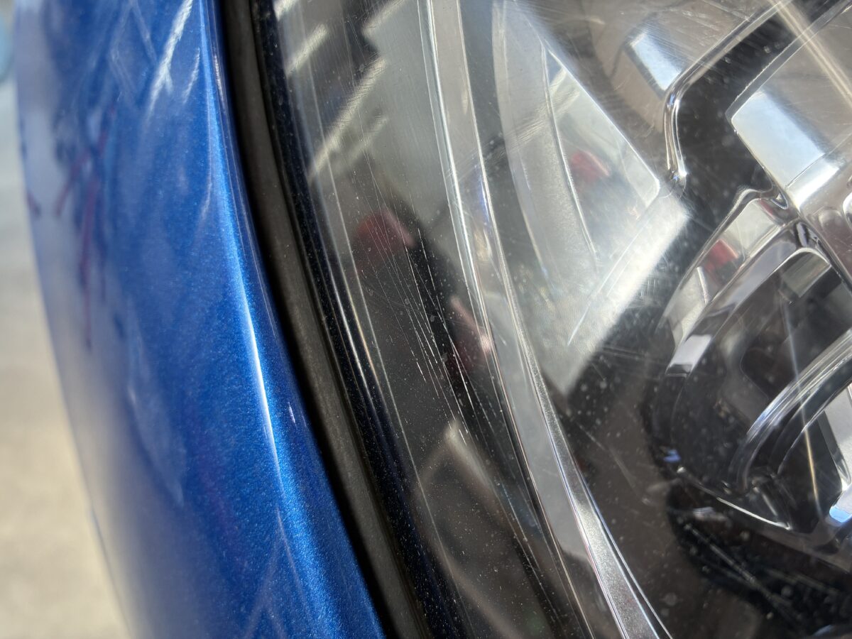 マカンのヘッドライトに線傷？