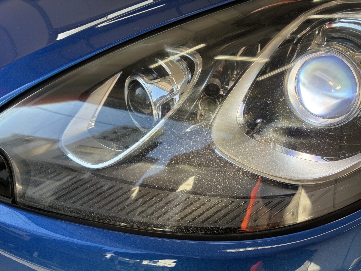 マカンのヘッドライトリペア前