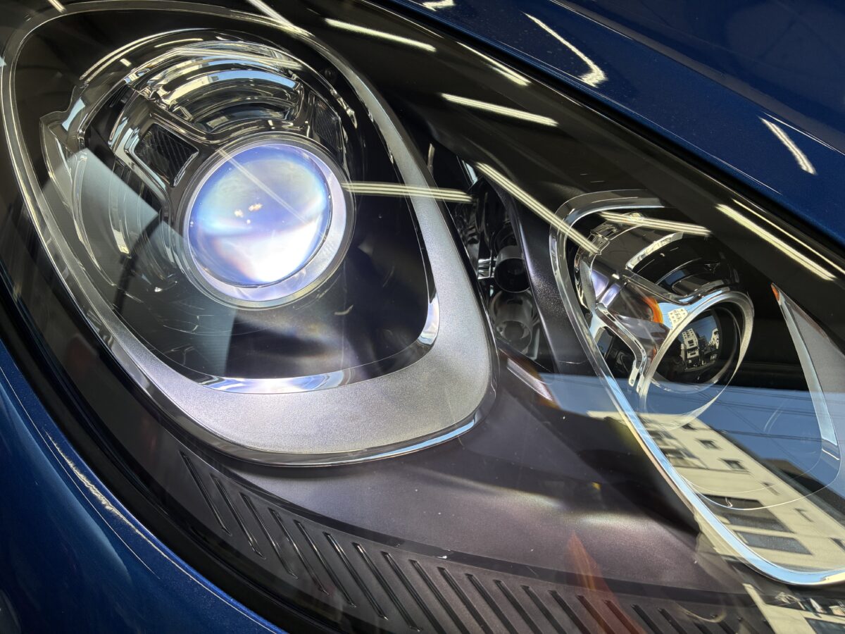 ヘッドライトリペア後のライト点灯時、傷も無くなりキレイになりました。