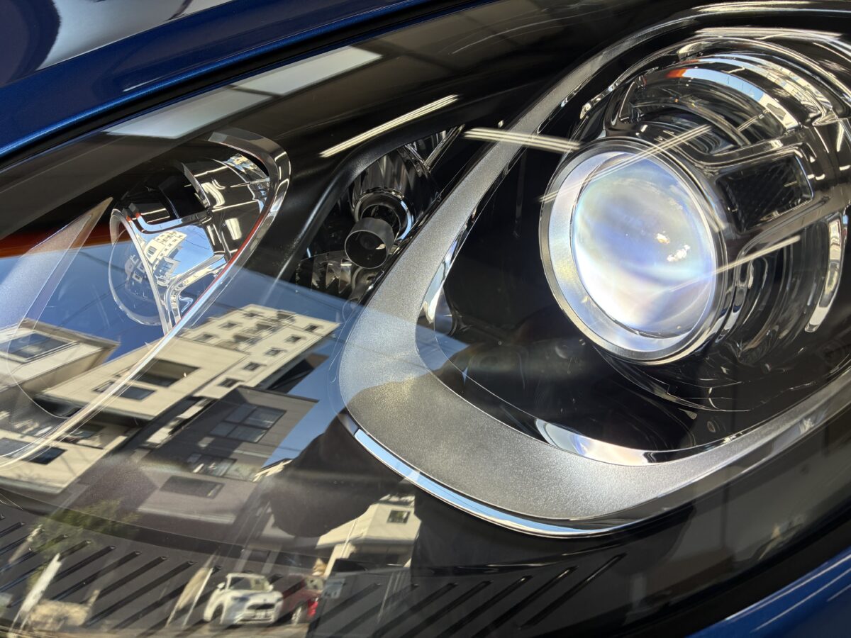 ポルシェマカンのヘッドライトリペア後