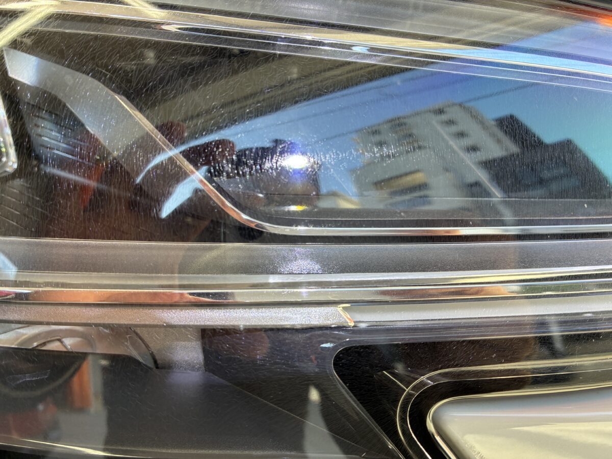 輸入車のヘッドライトは、近付いて見ると劣化が見えるかも。