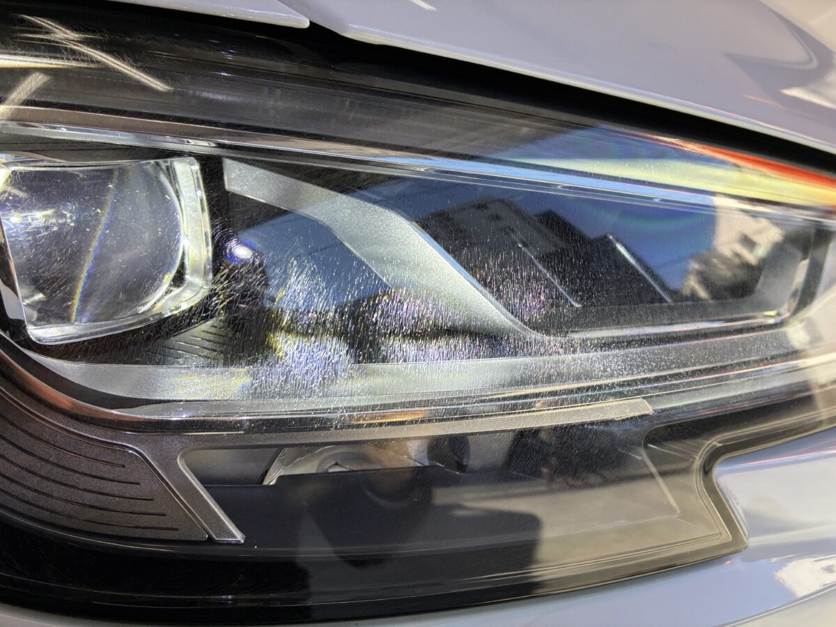 アウディS3のヘッドライトクラックは、ライトを点灯すると分かります。