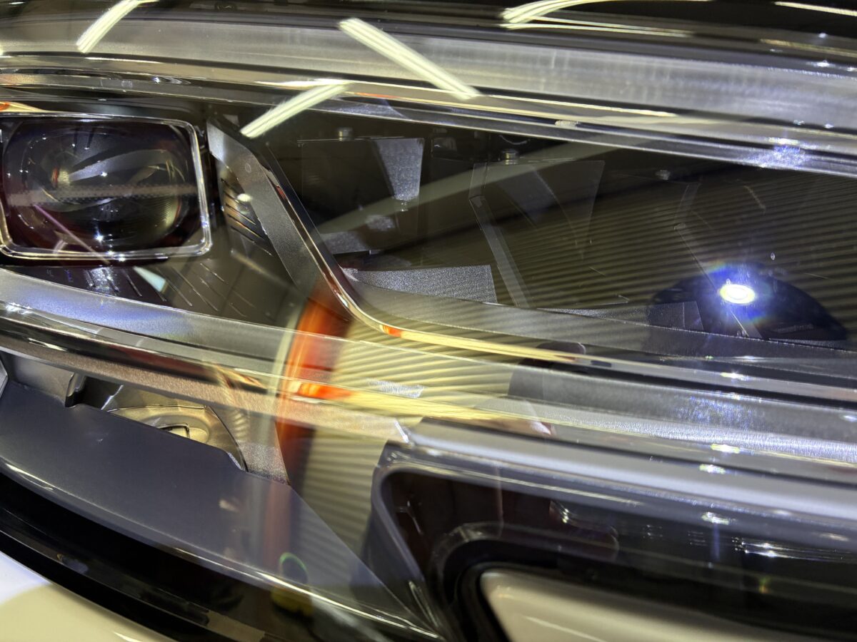 アウディS3のヘッドライトクラック除去