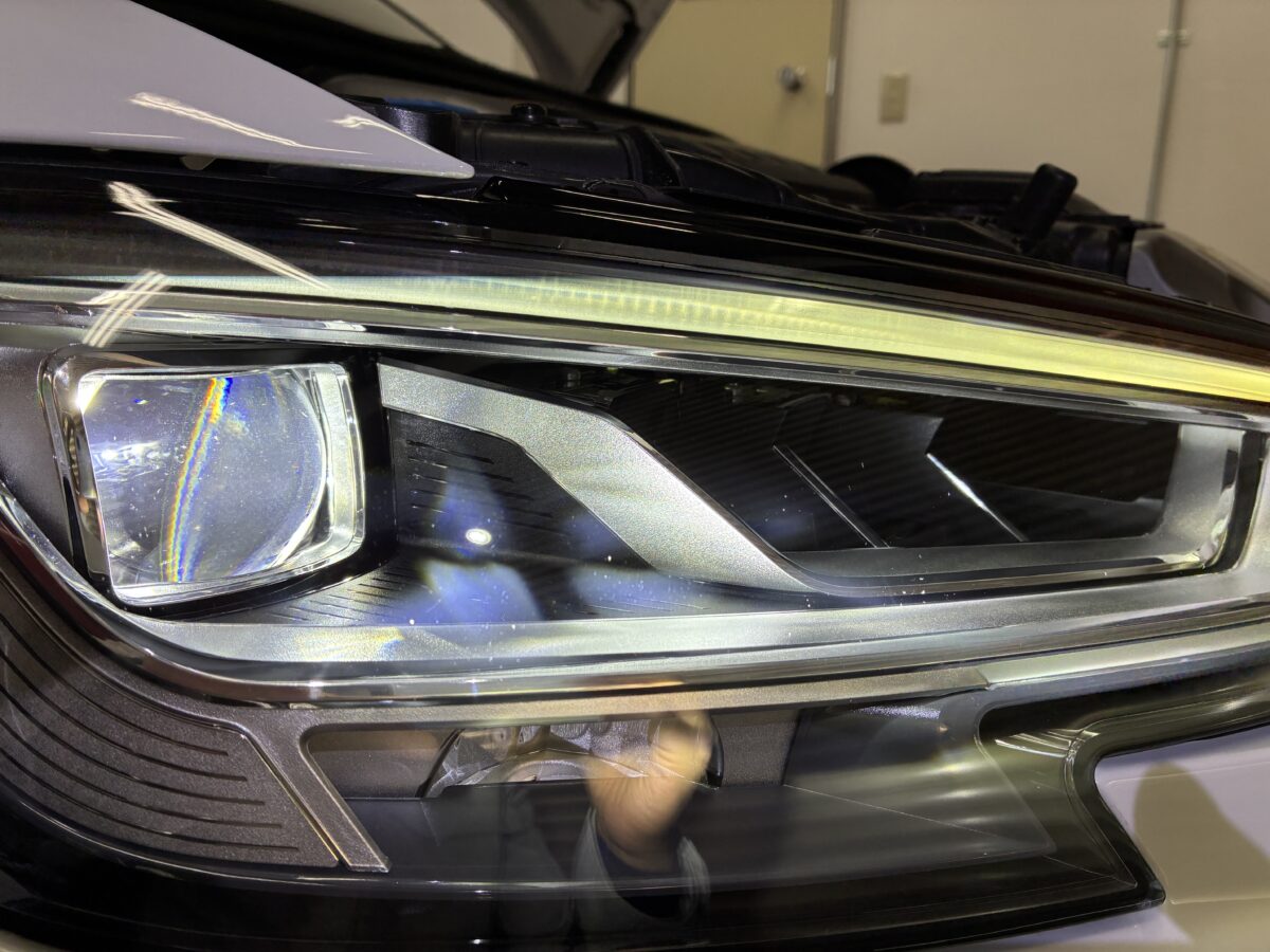 アウディS3のヘッドライト磨き作業後のライト点灯時