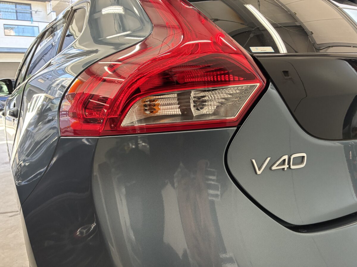 ボルボV40　ヘッドライト磨きのご依頼になります。