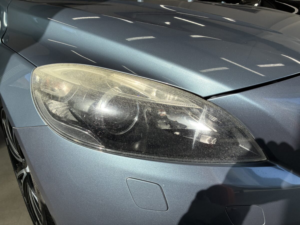 ボルボのヘッドライトの黄ばみ、表面のガサガサ・・・