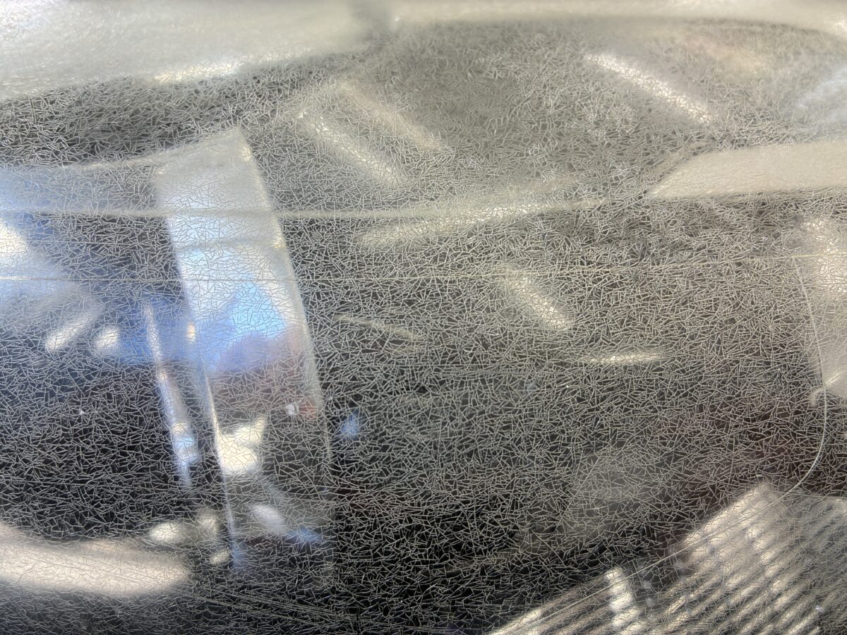 ボルボV40のヘッドライト表面にクラック・ひび割れが・・・