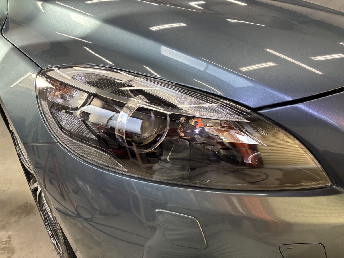 ヘッドライトは新品に交換する前にリペアも選択肢にご検討下さい。