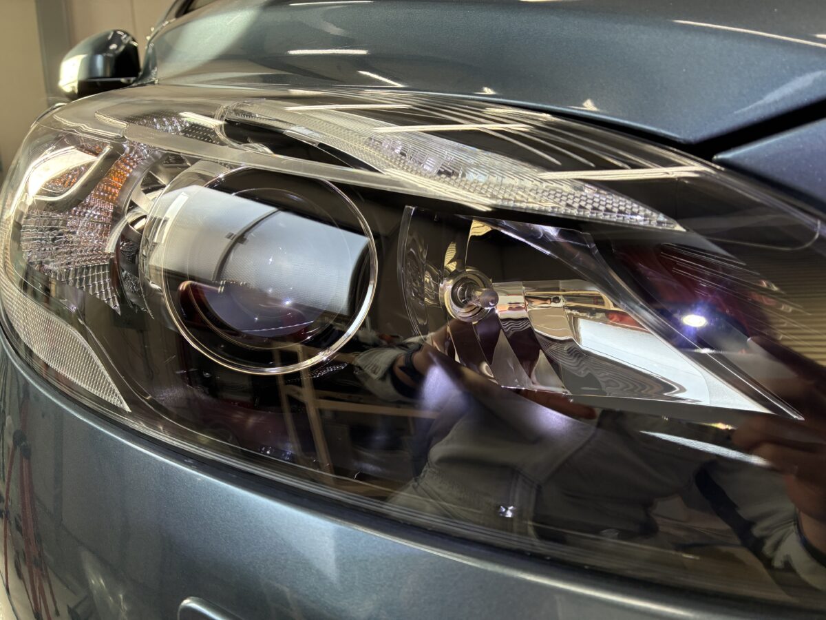 ボルボV40のヘッドライト磨き後の透明度