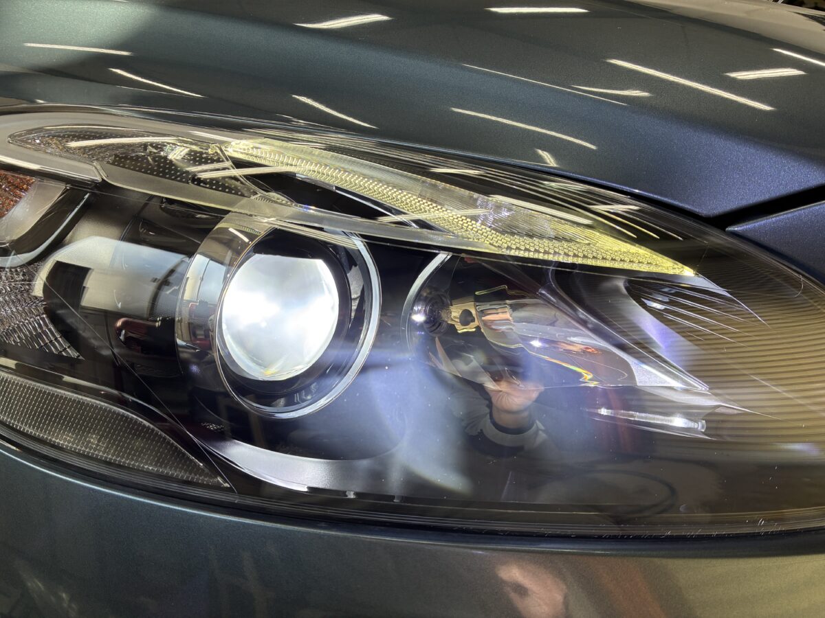 ボルボV40のヘッドライトリペア後のライト点灯時
