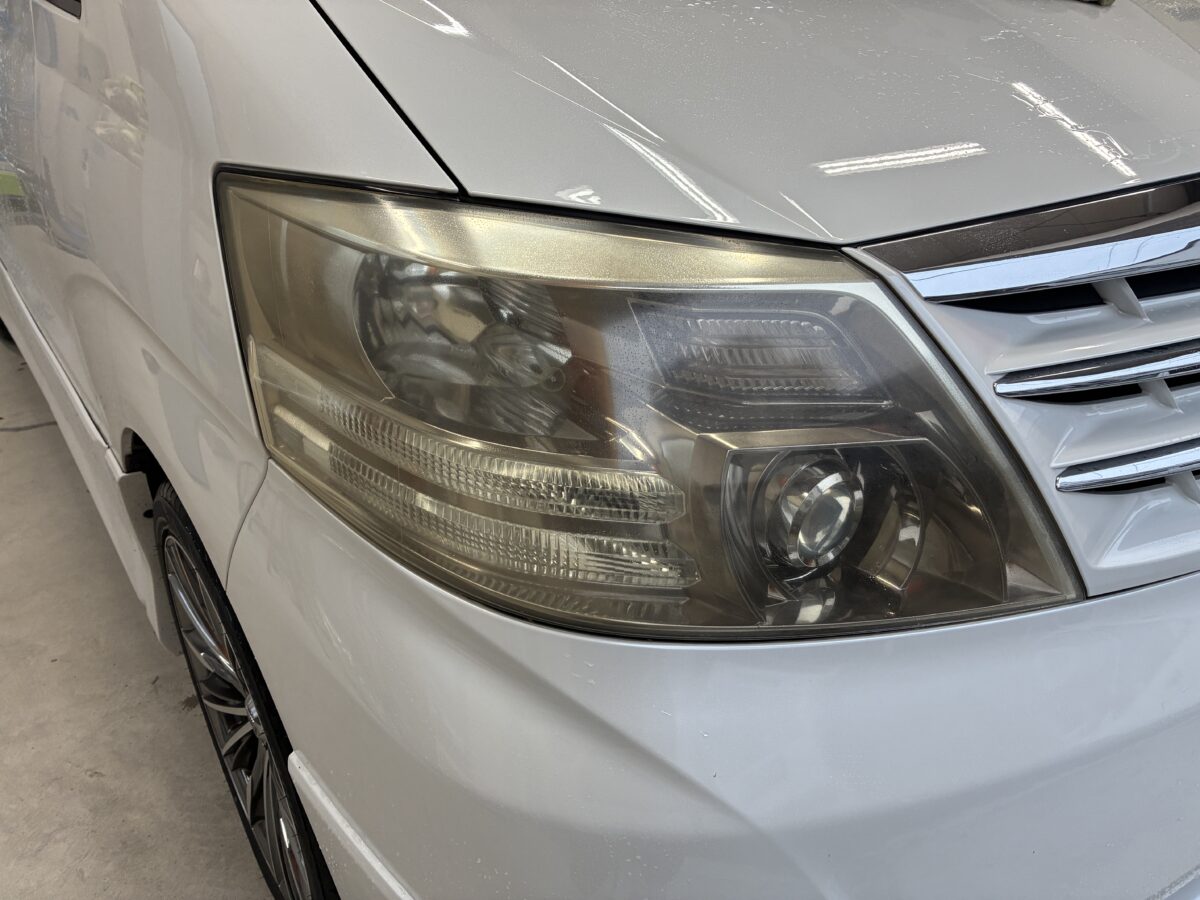 10アルファードのヘッドライト磨き