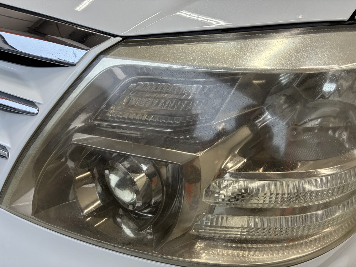 10アルファードのヘッドライトの黄ばみは良く見かけますね。