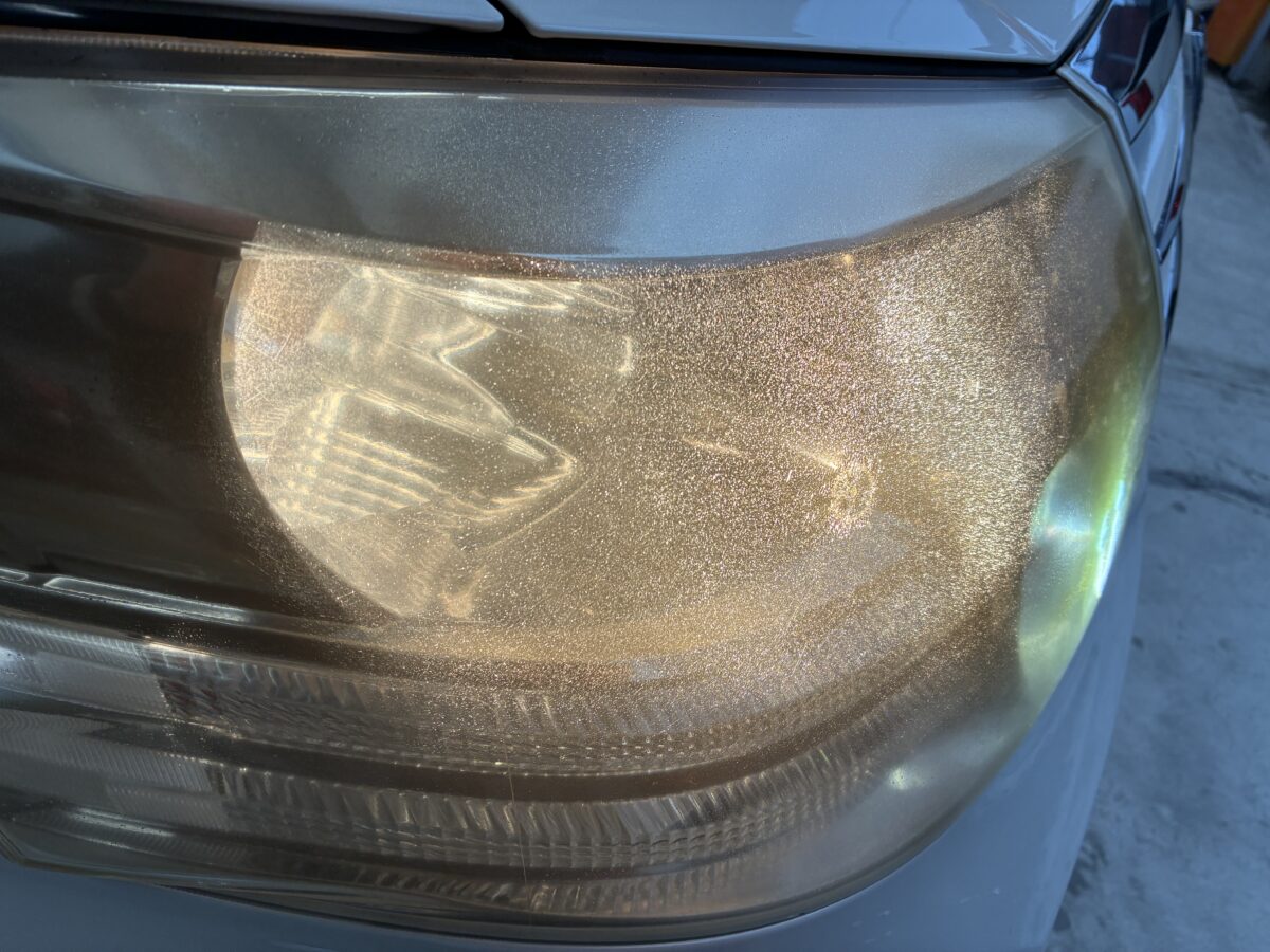 10アルファードのヘッドライト点灯時に見えるクラック・・・