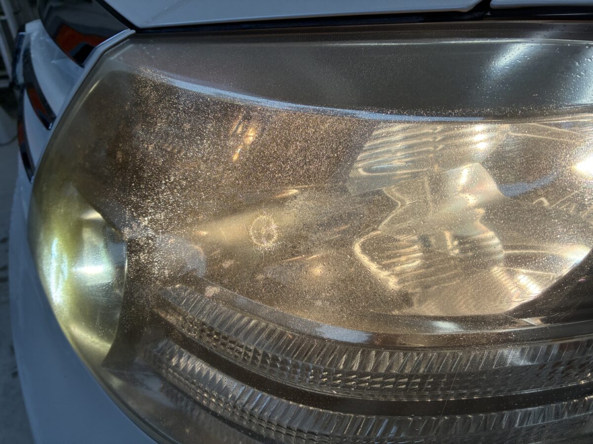 ヘッドライトを点灯する事で、クラックがハッキリと確認出来ます。（アルファード）