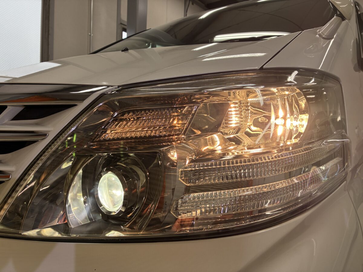 アルファードのヘッドライト黄ばみ、クラック除去はお任せ下さい。