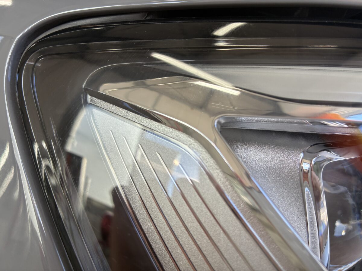 アウディのヘッドライトの劣化、近付いて見ても分かりません。