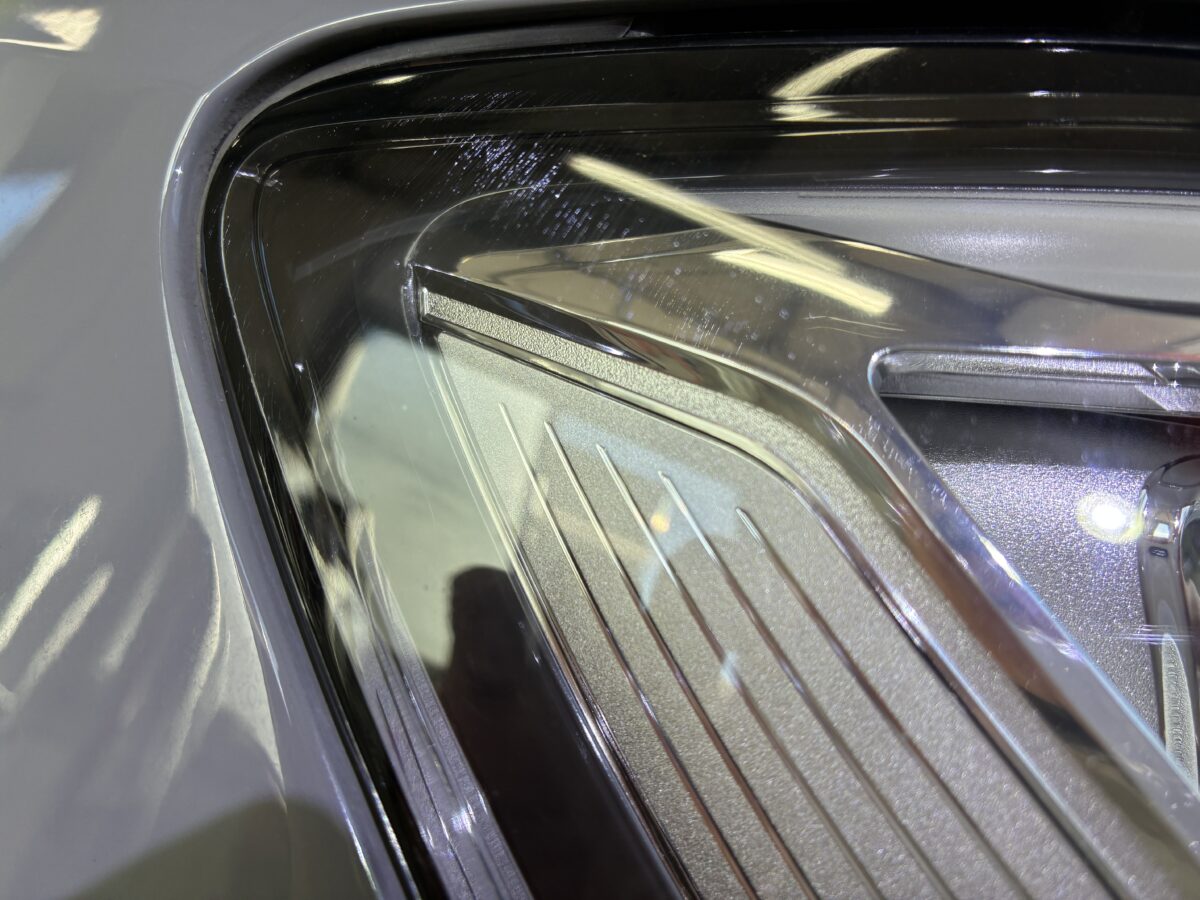 アウディRS3のヘッドライトにひび割れが・・・