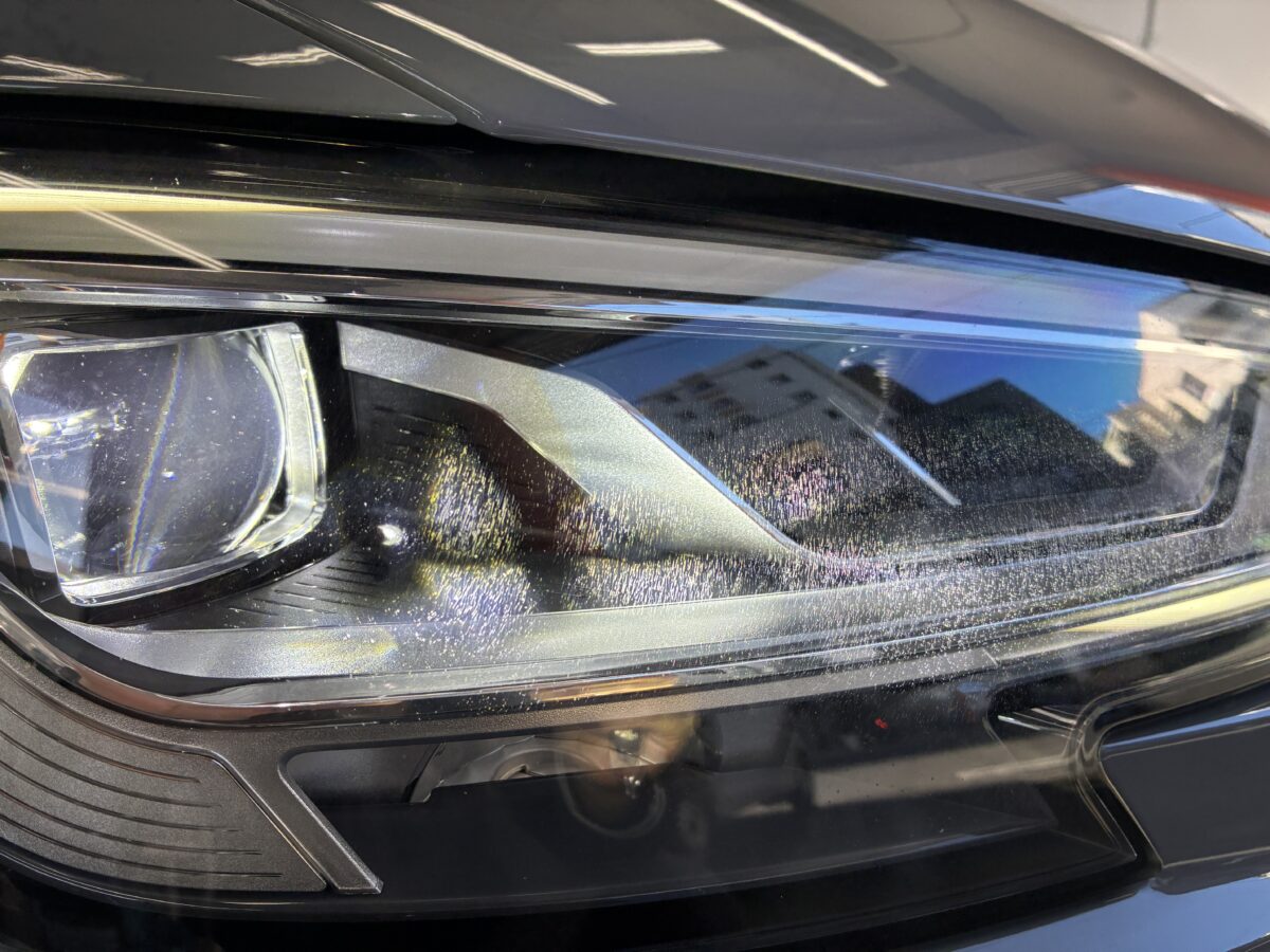 アウディのヘッドライト点灯時のクラックは除去出来ます。