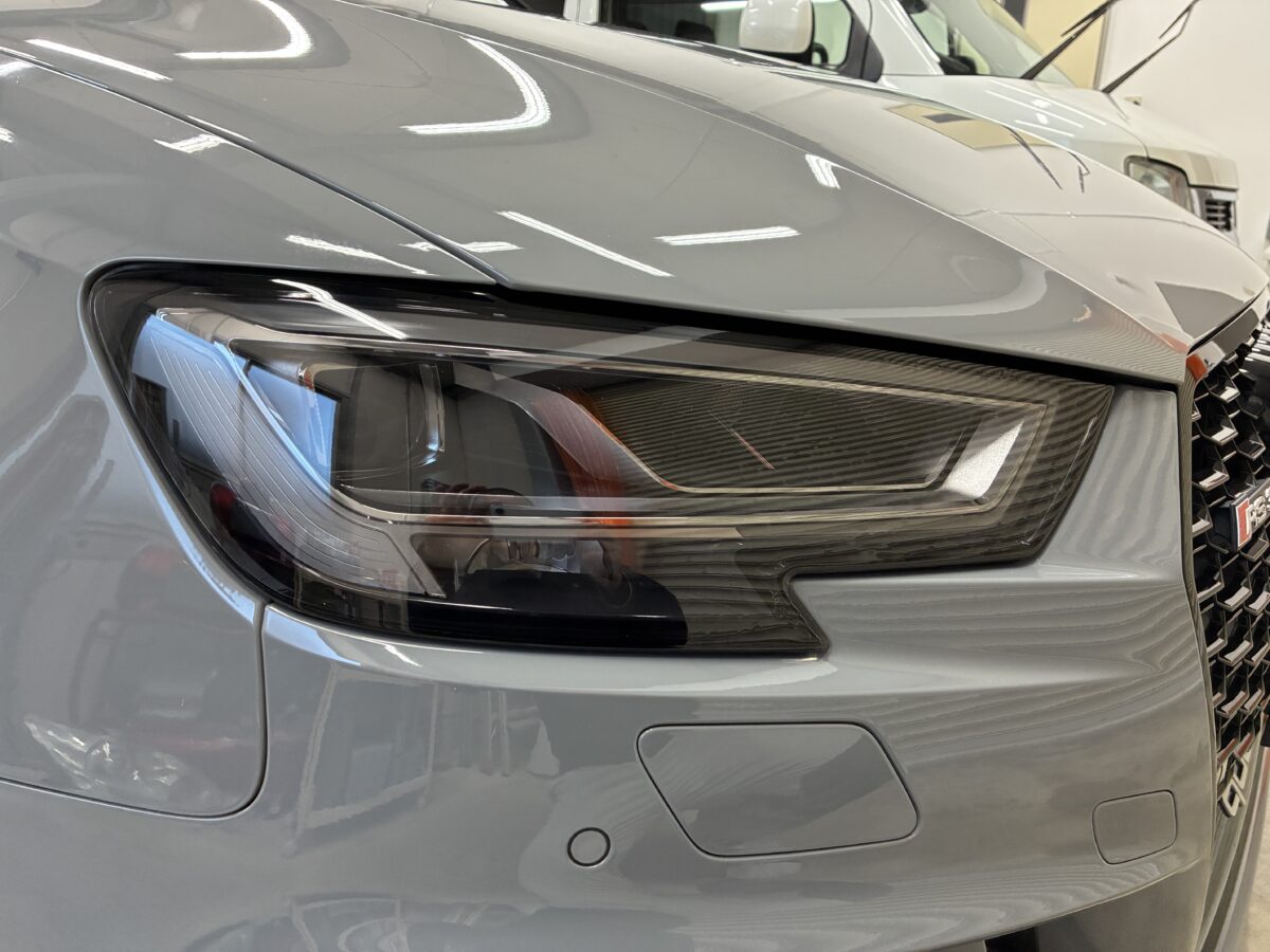 アウディRS3　ヘッドライト磨き後にライトスモークプロテクション施工