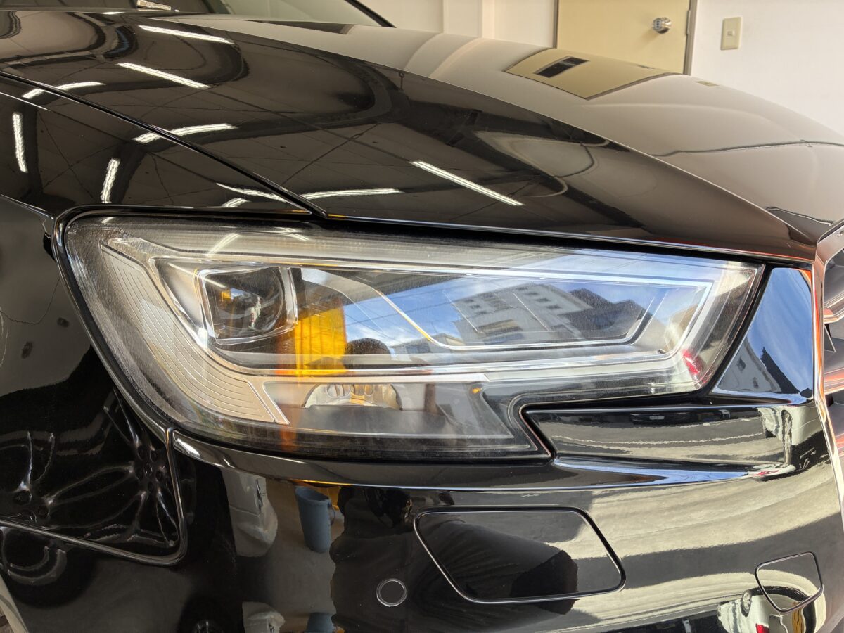 アウディS3のヘッドライト、若干ですが黄ばみの発生も見られます。