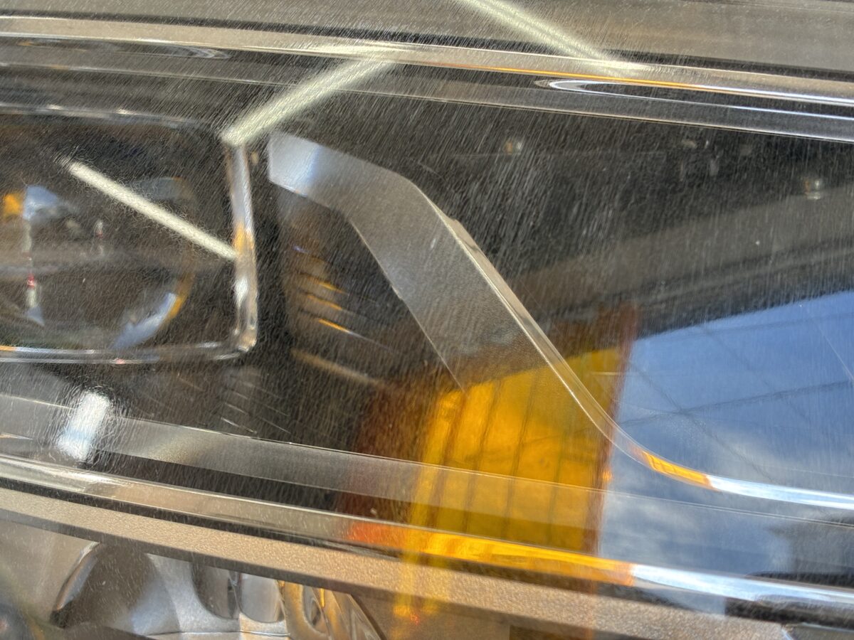 アウディのヘッドライトに発生する無数のひびの正体は・・・