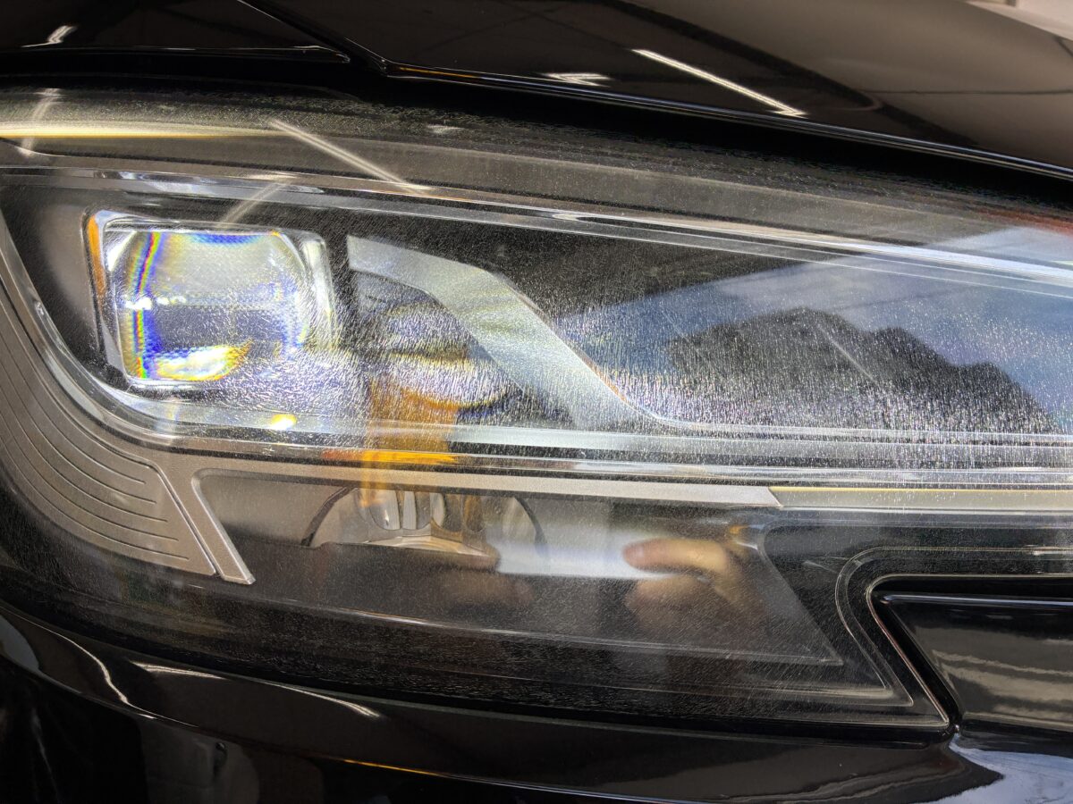 アウディS3のヘッドライトリペア前のライト点灯時