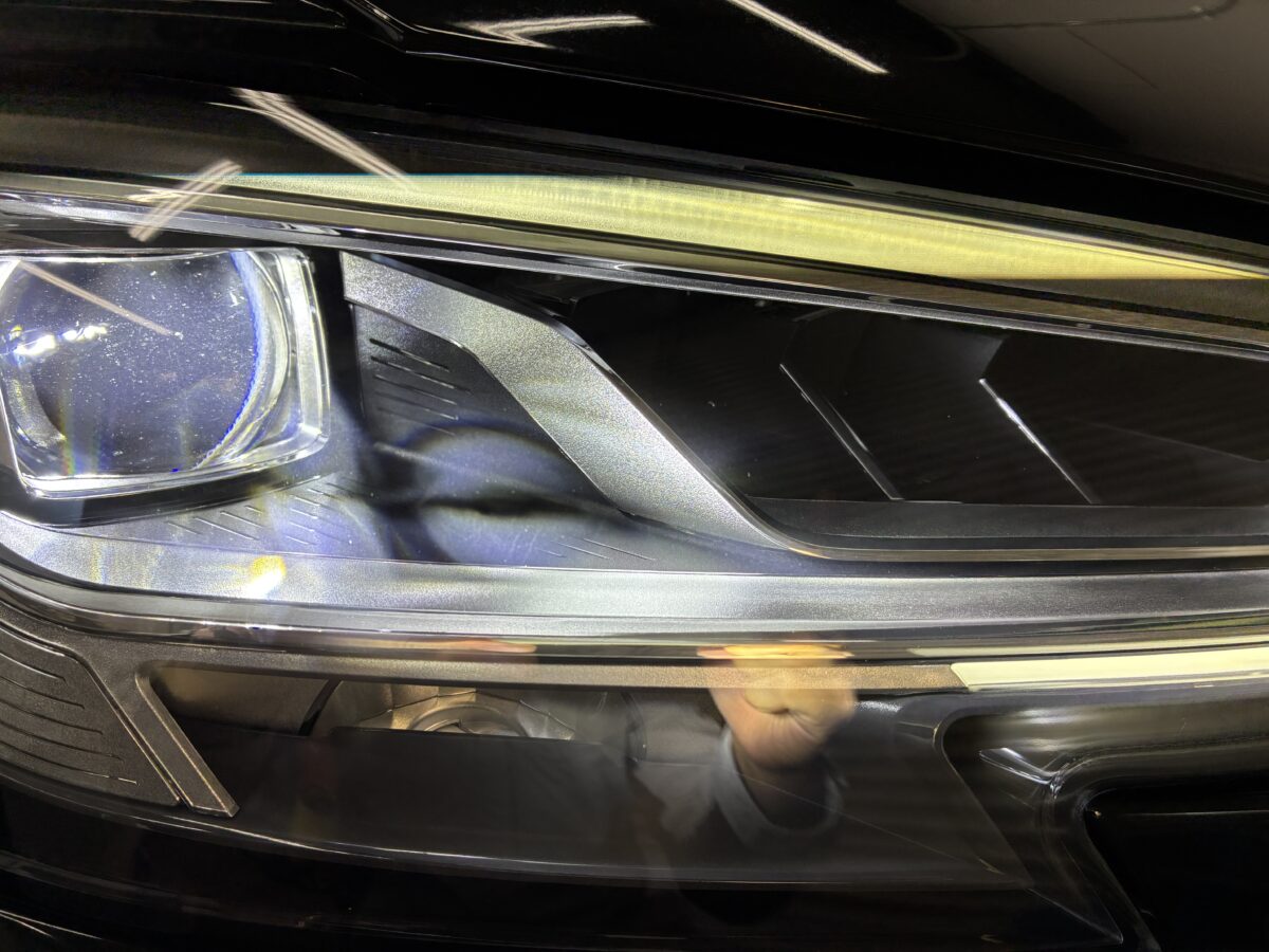 アウディS3のヘッドライトリペア後にライトを点灯すると・・・