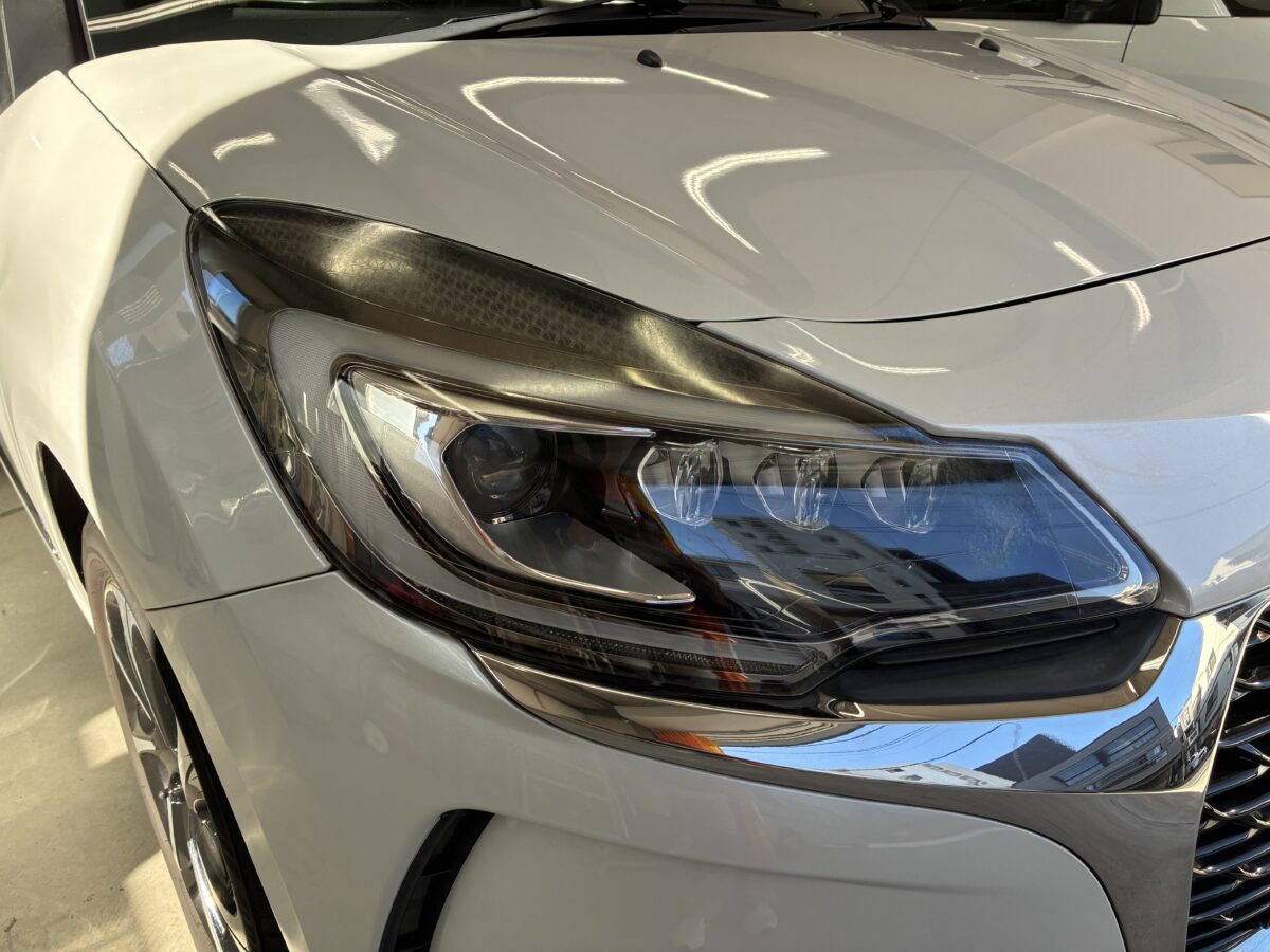 シトロエンDS3　ヘッドライトリペアのご依頼になります。