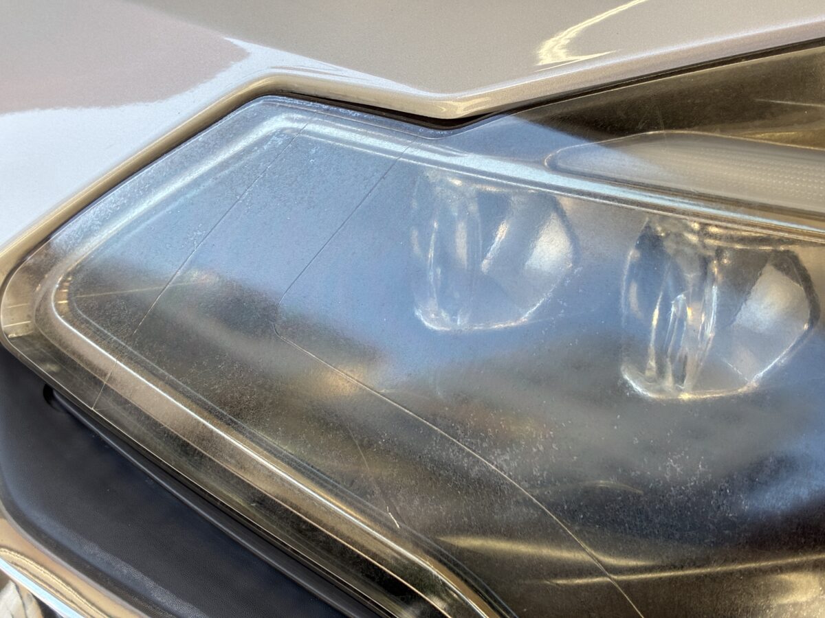 シトロエンDS3　ヘッドライトの黄ばみ、クラック除去