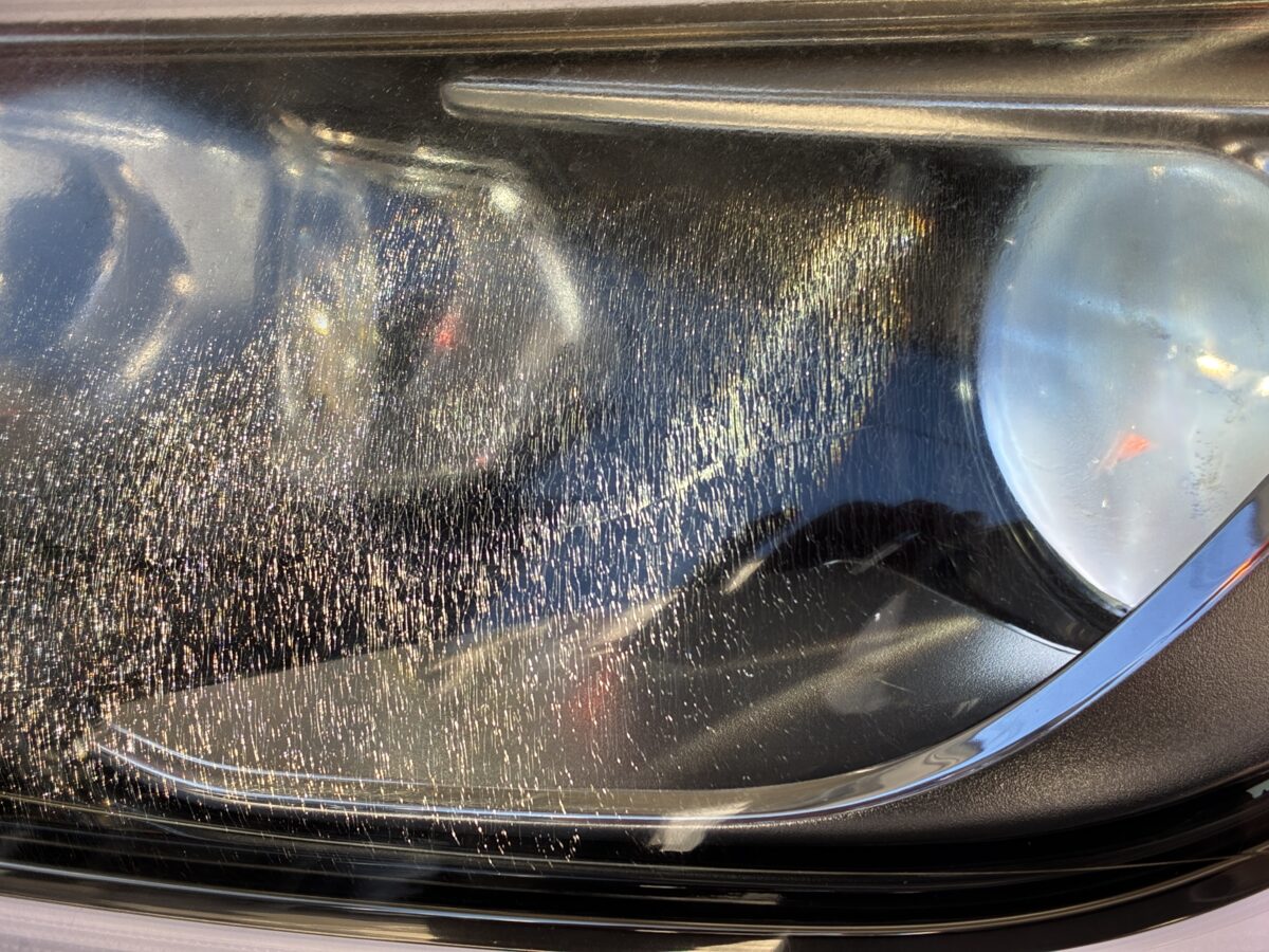 シトロエンDS3　ヘッドライト点灯時に見えるクラック・ひび割れ