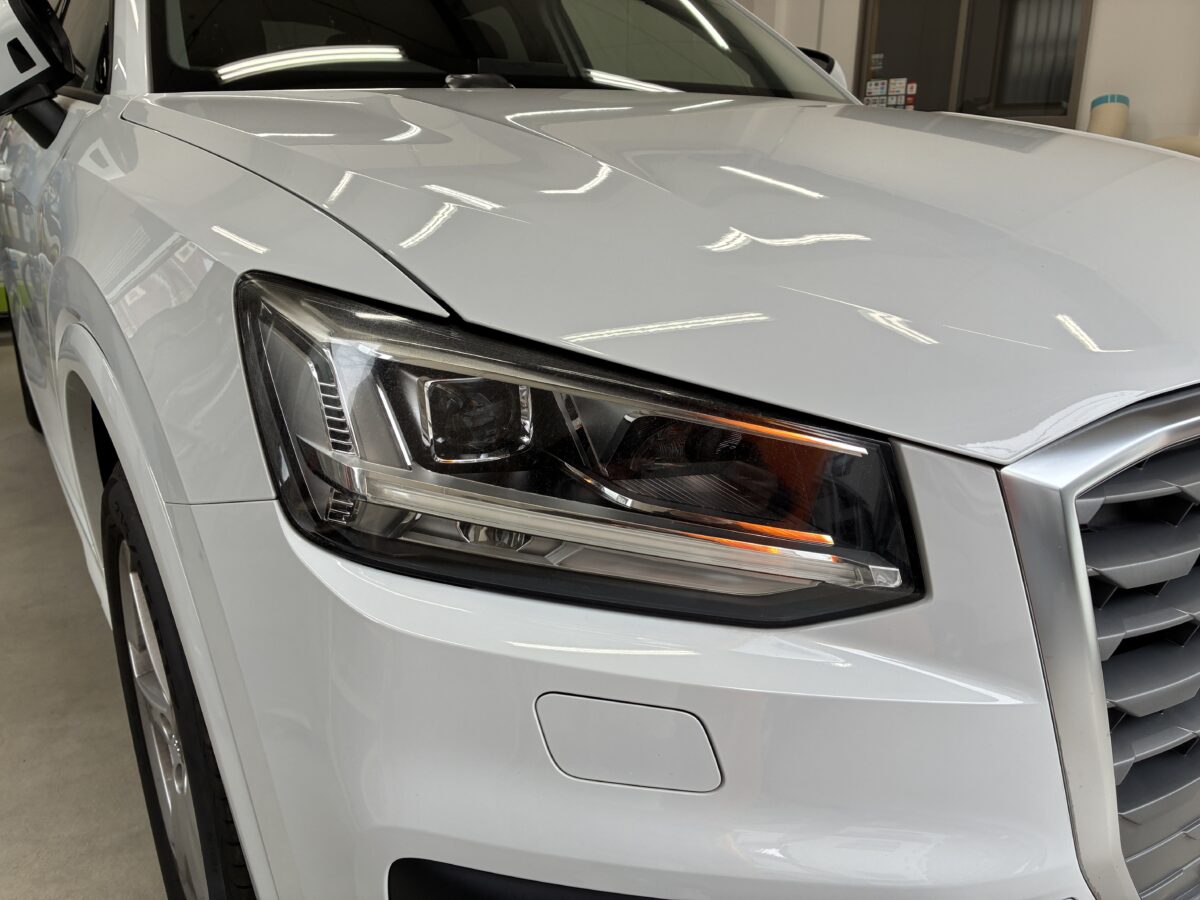 アウディQ2のヘッドライトリペアのご依頼になります。