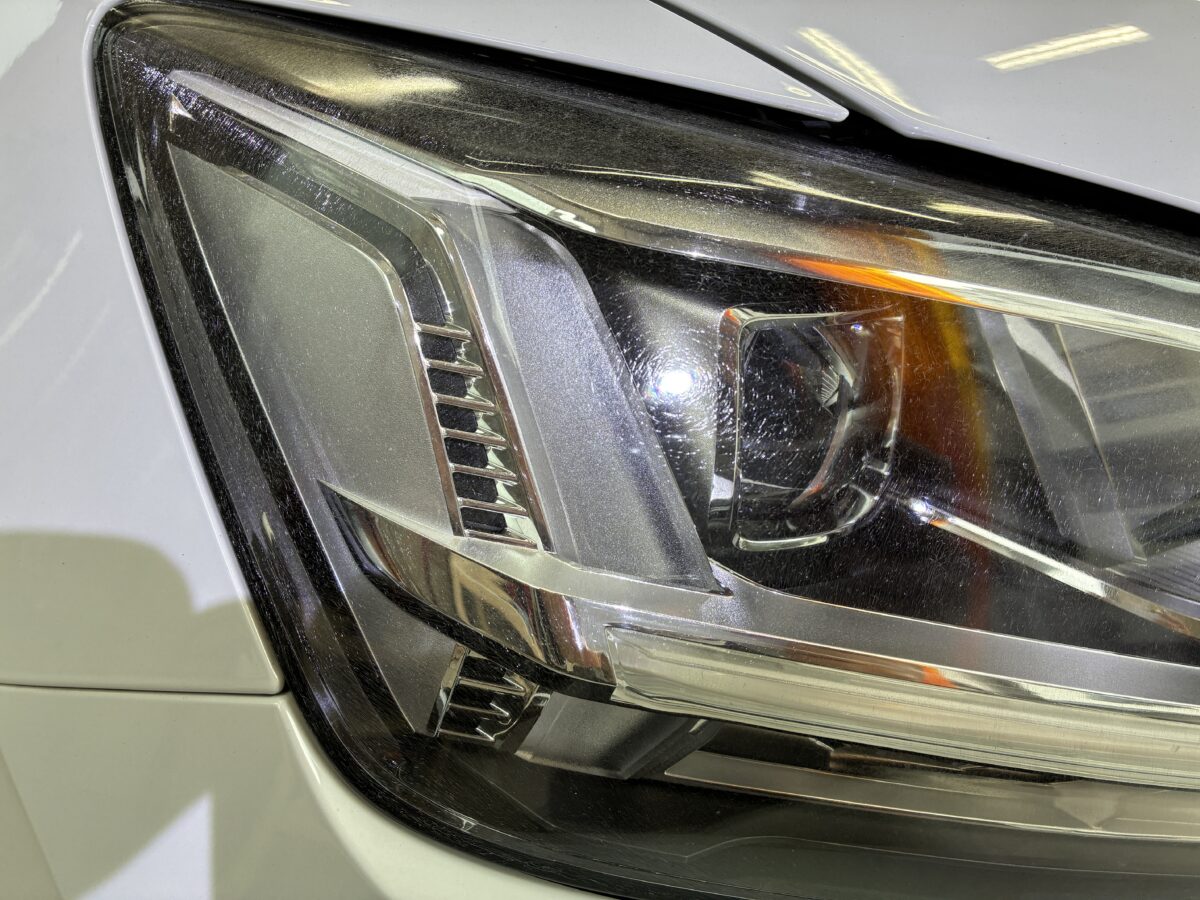 アウディQ2　ヘッドライトのクラック