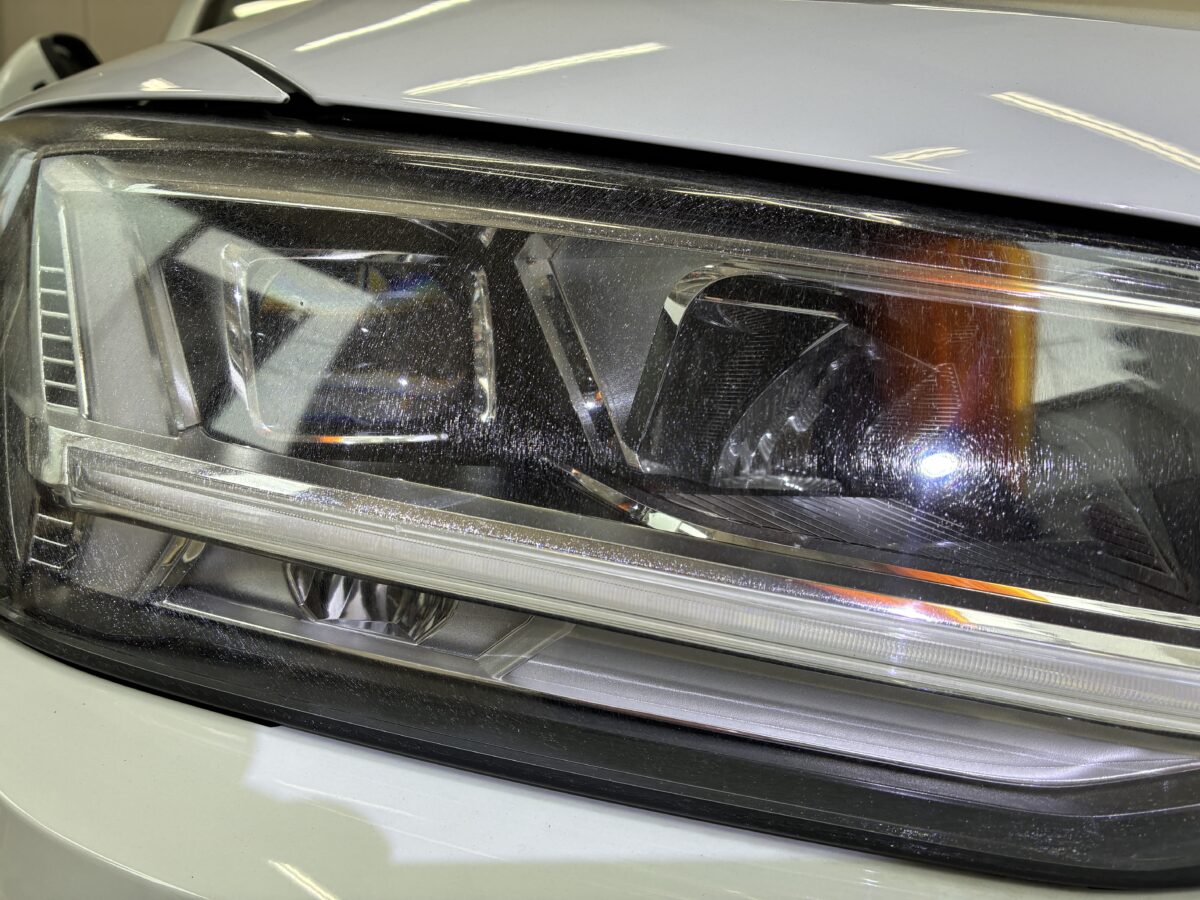 アウディQ2　ヘッドライトに発生したクラック・ひび割れ