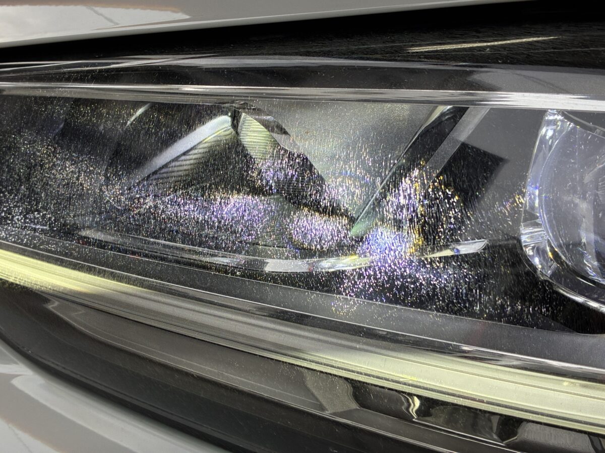 アウディのヘッドライト点灯時に確認出来るクラック。