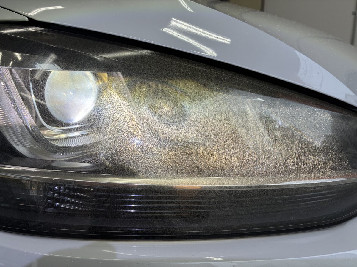 ゴルフ7のヘッドライトリペア前