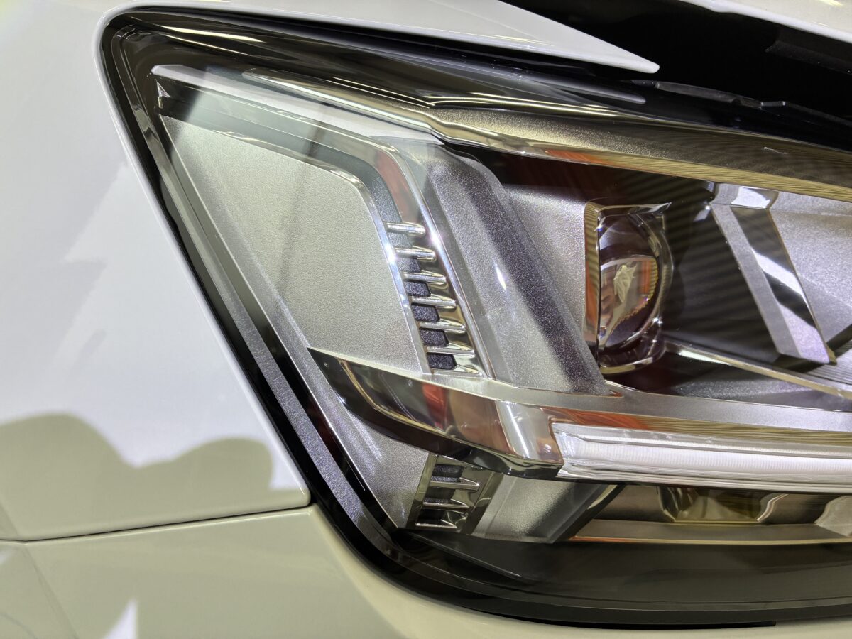 アウディQ2のヘッドライトリペア後にプロテクションフィルム施工