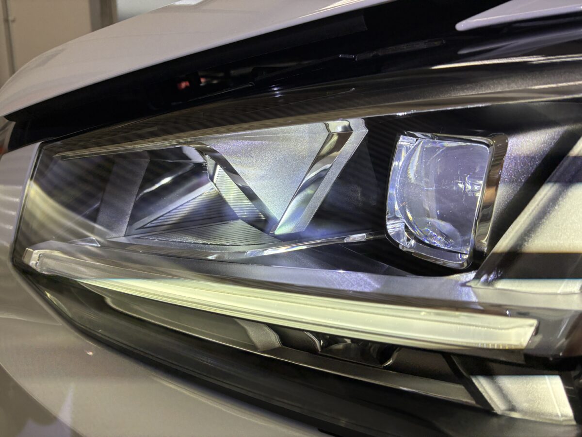 アウディQ2　ヘッドライトリペア後のライト点灯時