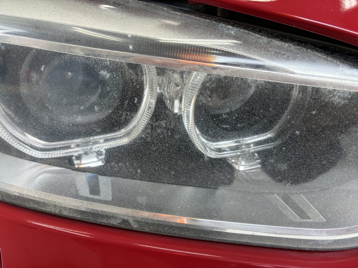 ヘッドライトが傷だらけ？