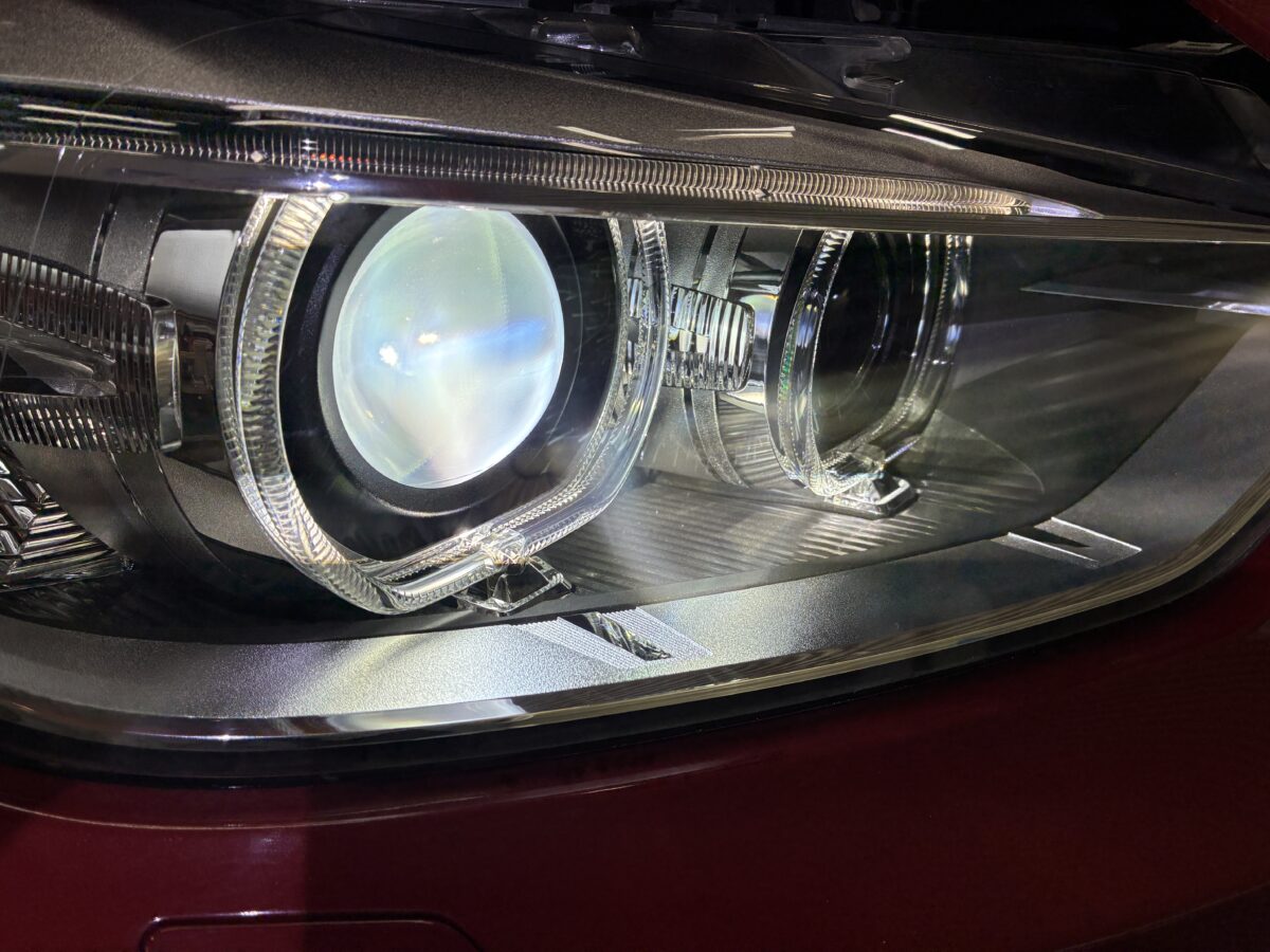BMWのヘッドライトリペア後のライト点灯時