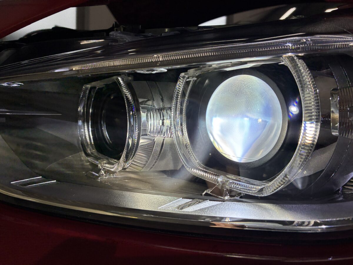 輸入車のヘッドライトの光量不足はリペアで解消します。