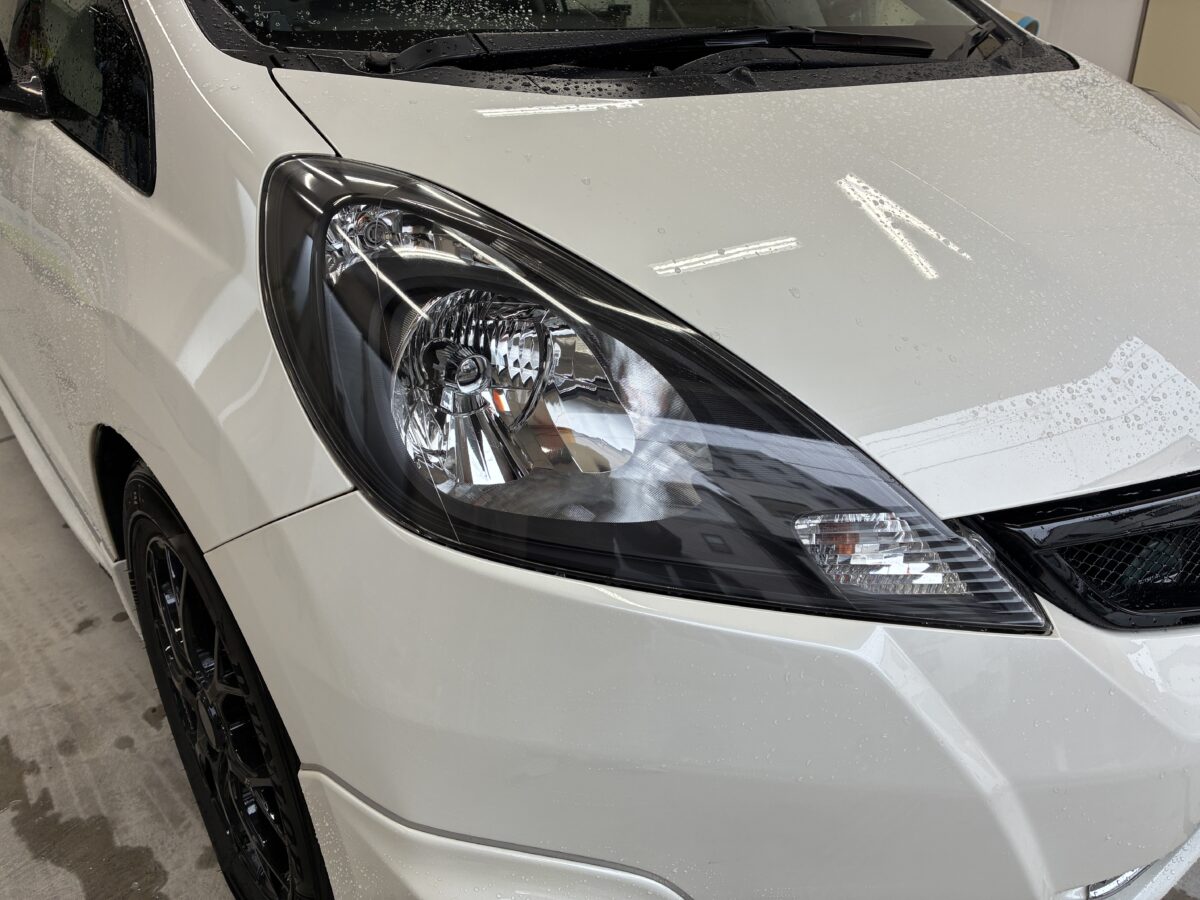 ホンダフィットのヘッドライト磨きで出来た傷