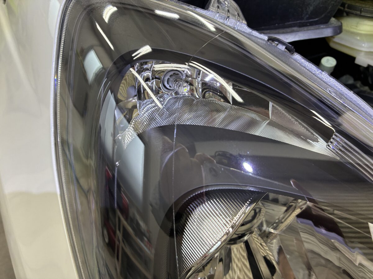 確りとした下地処理をする事でヘッドライト磨きの仕上りも向上します。