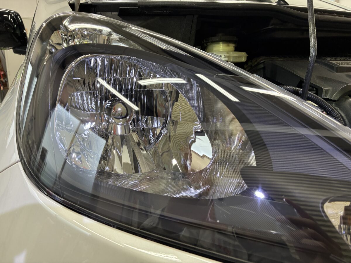 フィットのヘッドライト磨き作業後