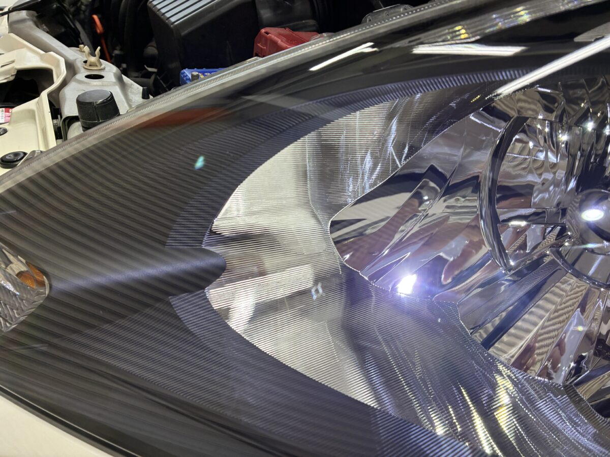 フィットのヘッドライトリペア、プロテクションフィルム施工