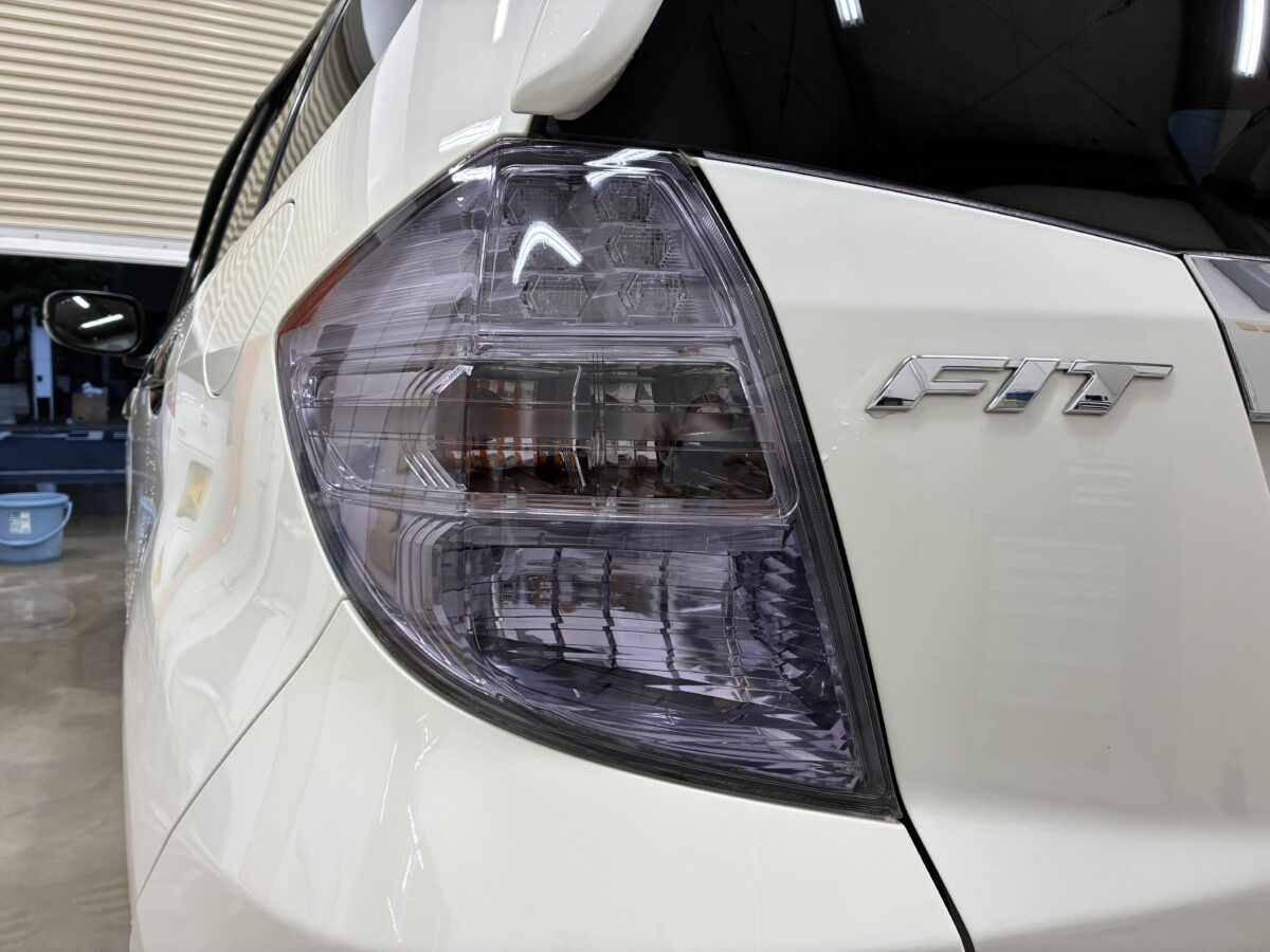 フィットのテールランプにカラープロテクションフィルム施工