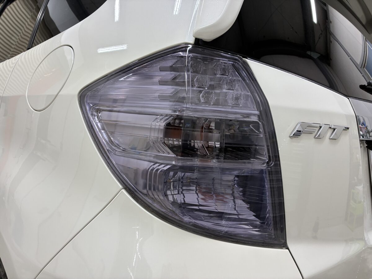 フィットのテールランプにライトスモークプロテクションフィルム施工