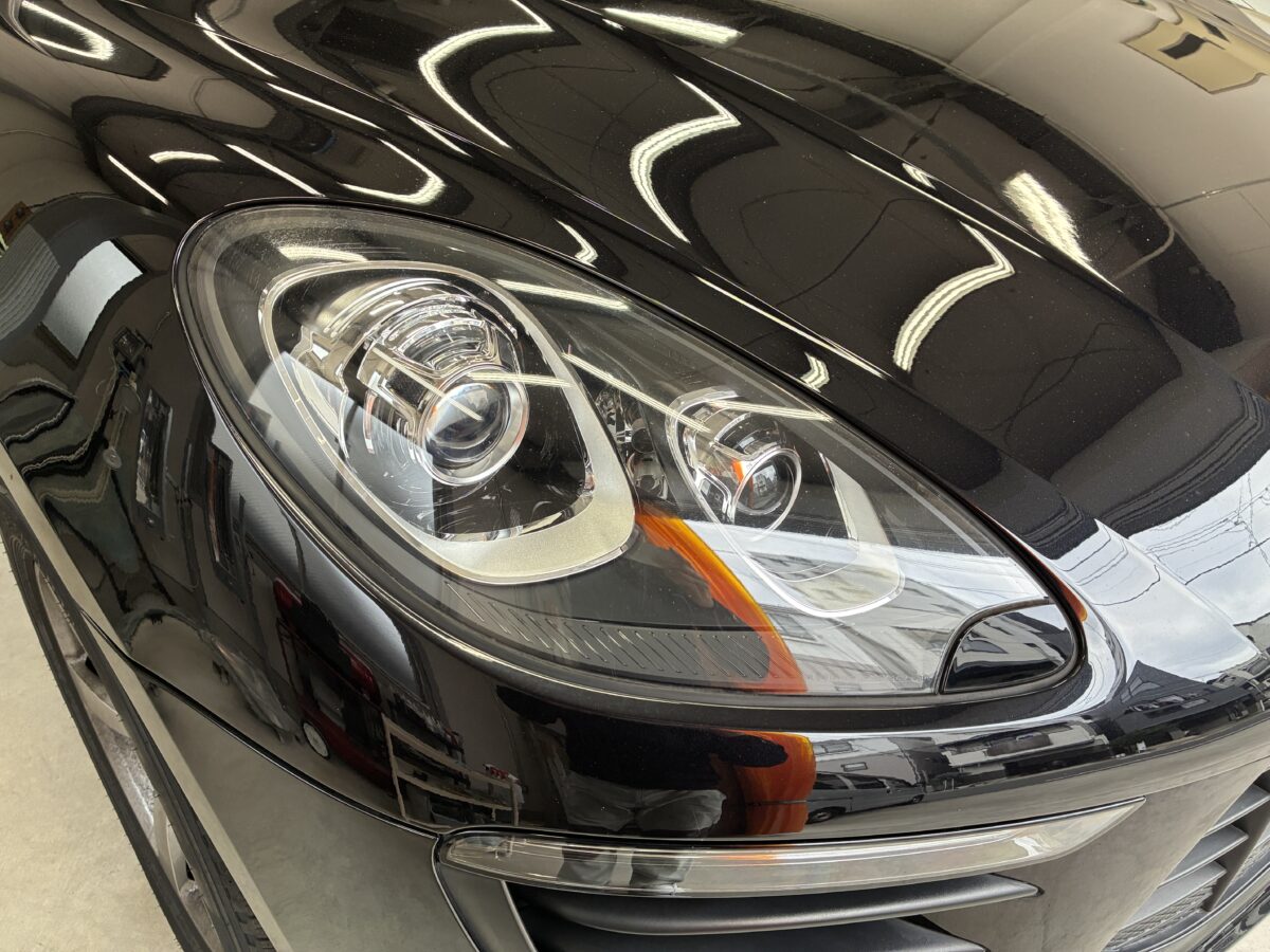 ポルシェマカンのヘッドライト磨き